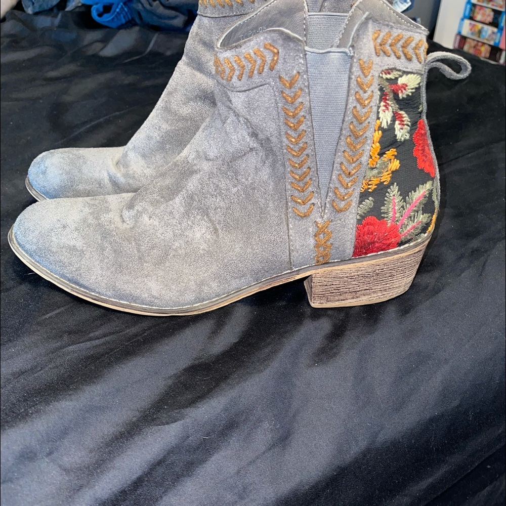 Women’s bootie, size 9